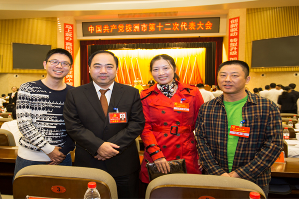 株洲市委副书记,市长阳卫国与记者合影.