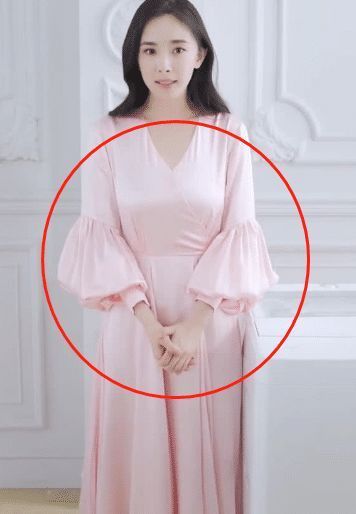 杨幂"少女"人设不保? 胸部下垂小腹隆起, 引网友嘲笑像奶妈