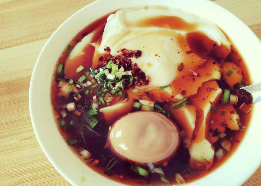 高唐老豆腐鲜嫩爽滑,一口热乎乎的老豆腐在下肚之前先在口腔中尽情