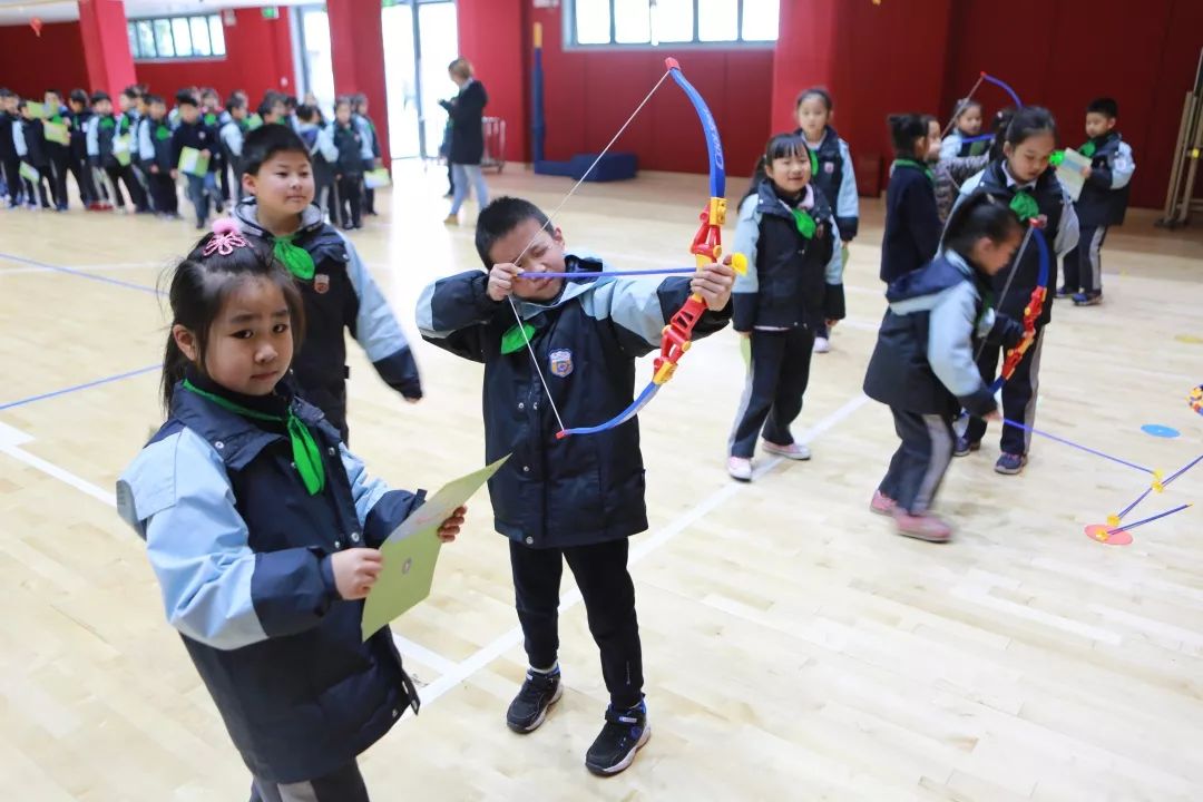 篮球馆的乒乓球区域,连续不断的击球让人看得人眼花缭乱.