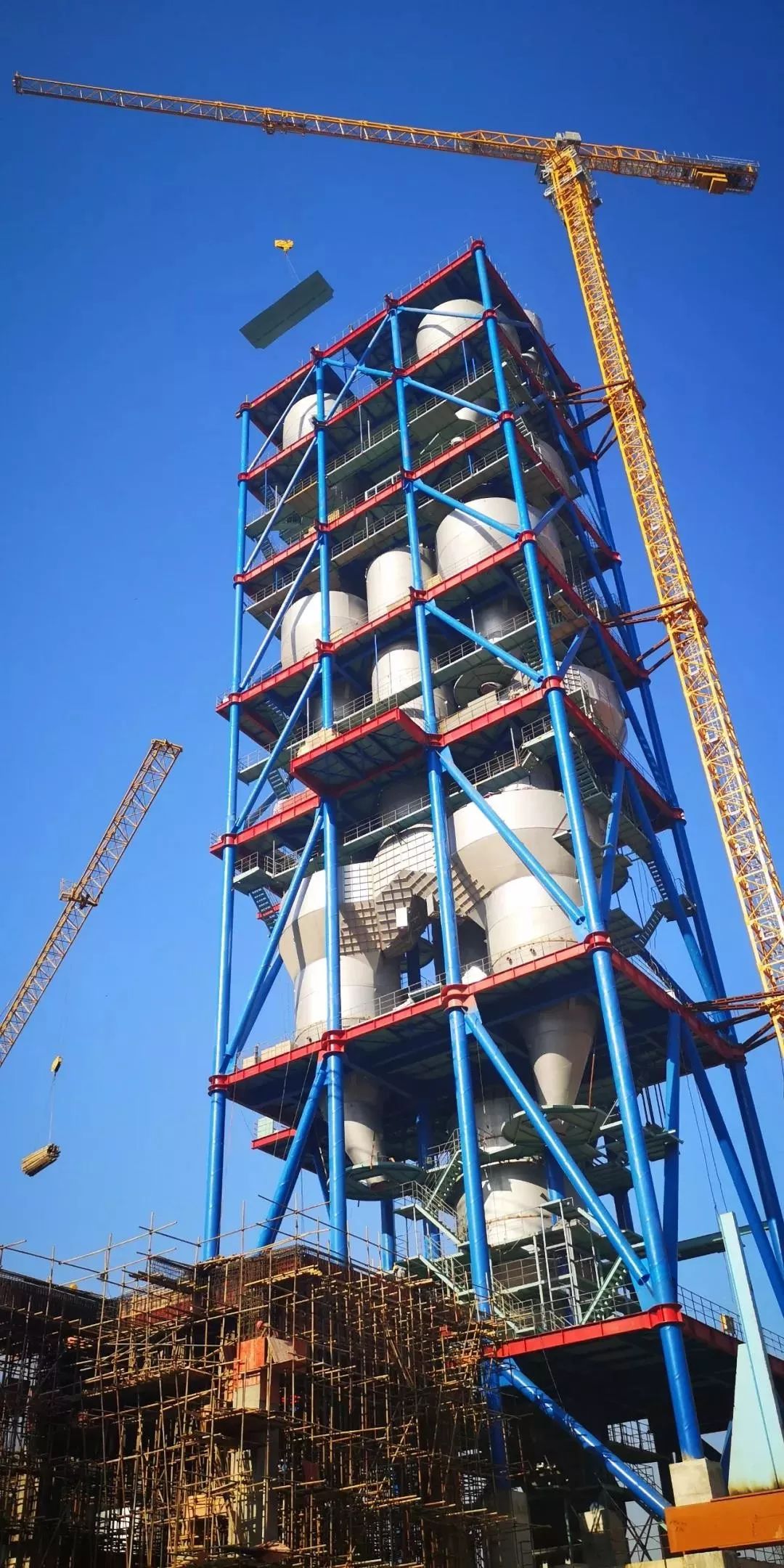 回转窑窑尾是项目建设中的最高建筑,主要包括预热器,分解炉等大型设备