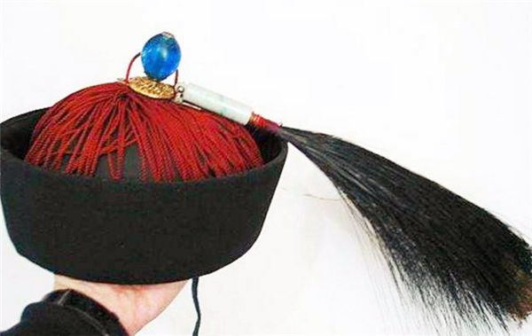 男子拿出祖传"官帽",专家用手电筒一照,忙问:您祖上是何人?_清朝