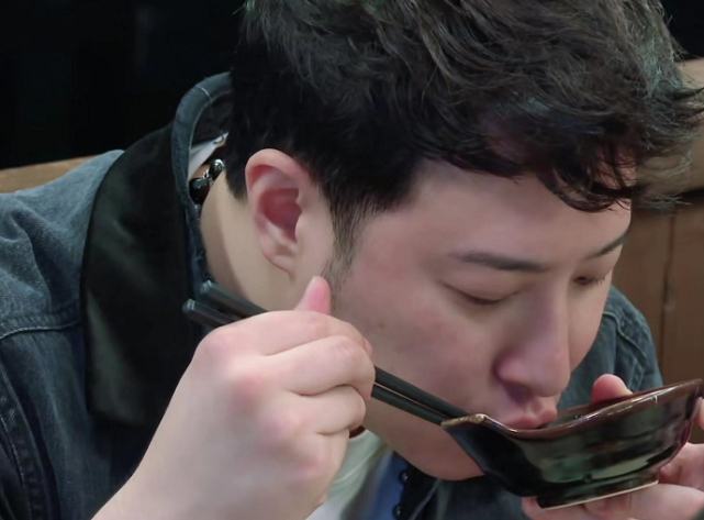 杨颖与合伙人吃饭,镜头怼脸拍摄,暴露真实皮肤_吴亦凡