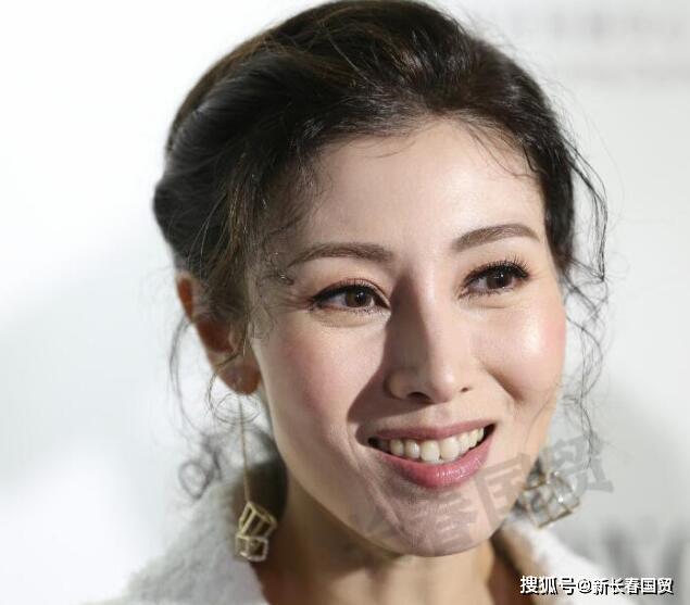 "最美港姐"终变老!49岁李嘉欣近照曝光,皮肤松弛眼角皱纹明显
