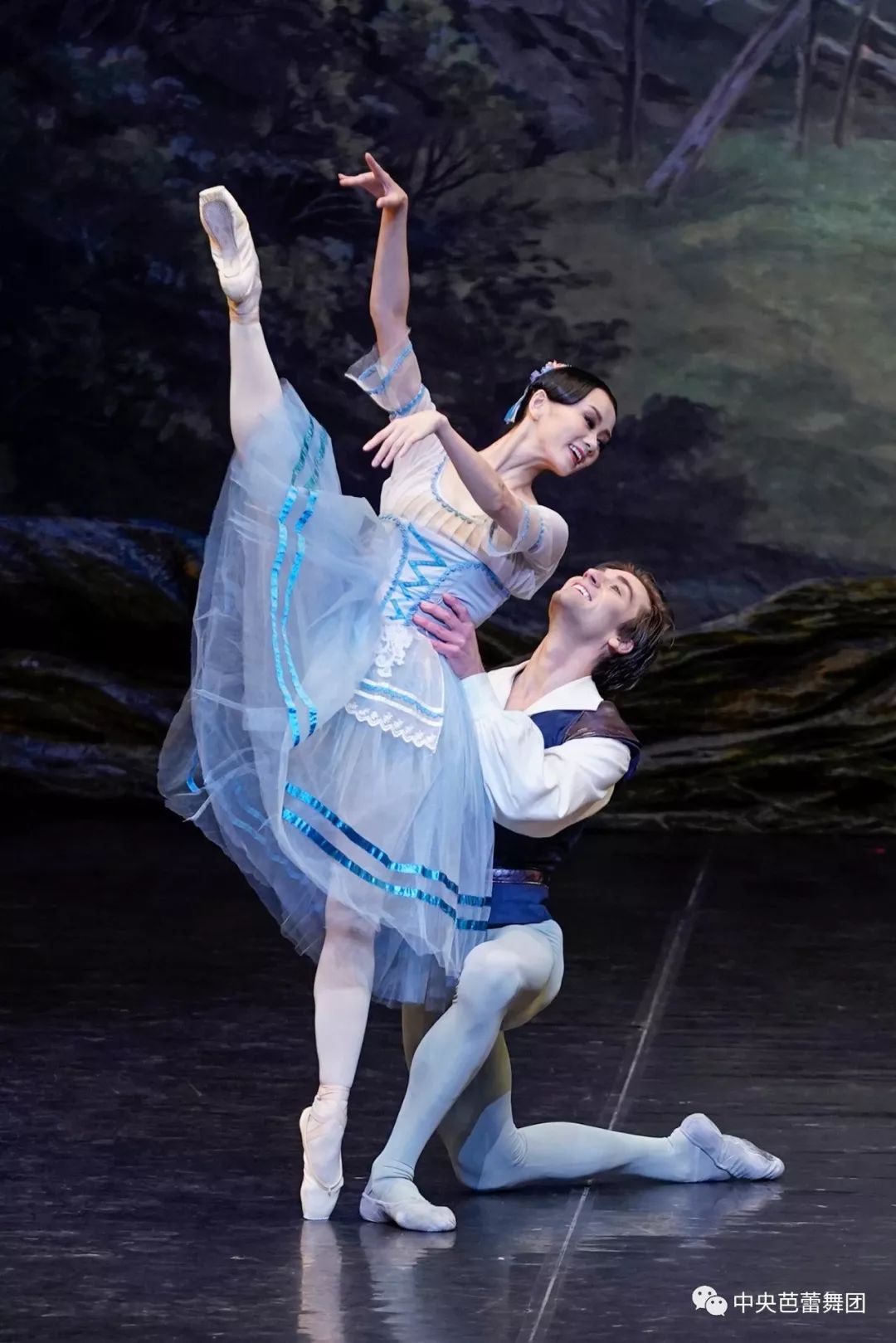 史丽旸饰"吉赛尔母亲"鲁娜饰"巴蒂尔德小姐"农民双人舞:战薪潞,武思聪