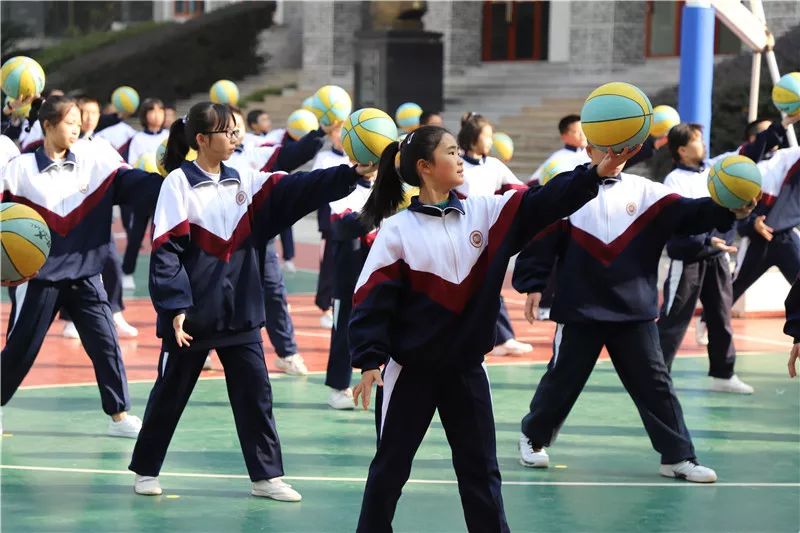 12月深秋暖阳和体育大课间更配哦明德华兴阳光体育大课间精彩不容错过