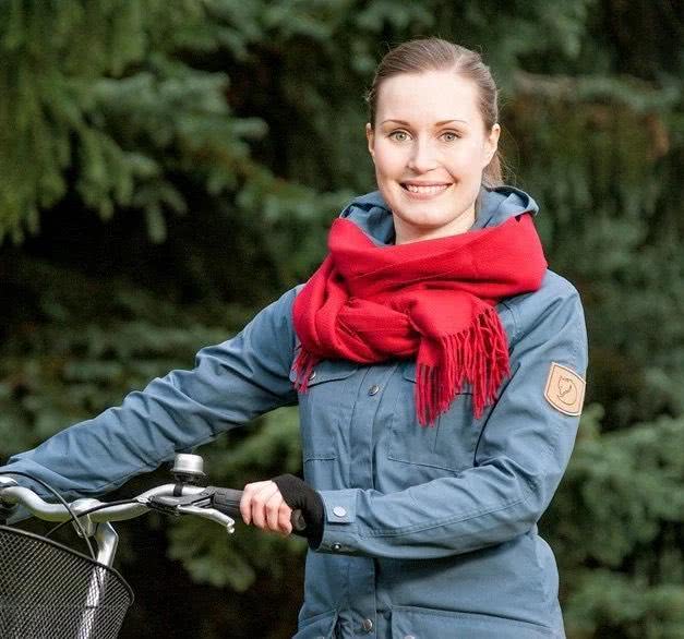 34岁刚生完孩子,领导一个国家,会打扮美貌不输伊万卡!_桑娜·马林