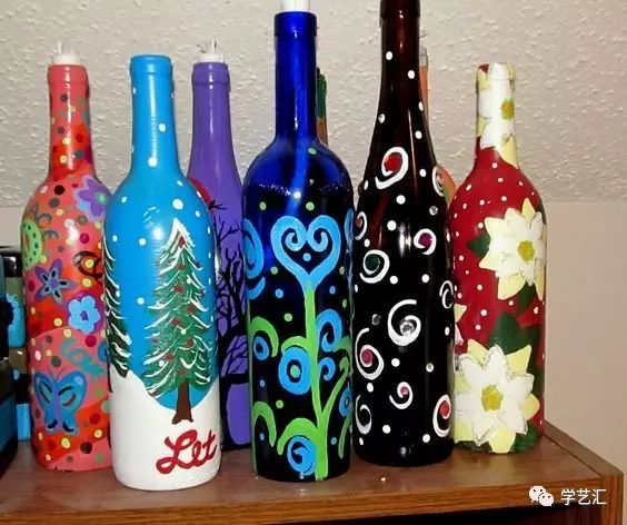 带着孩子一起,用丙烯颜料在瓶子上简单的涂涂画画,画上自己喜欢的卡通