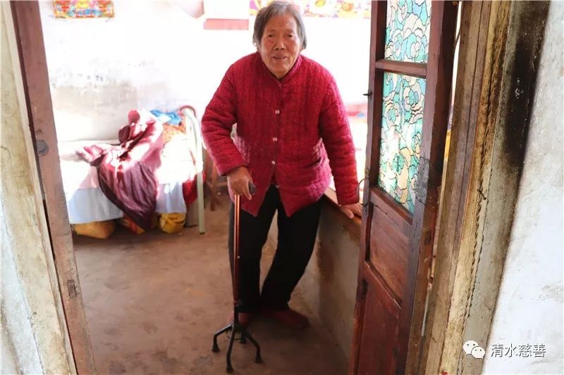 老伴常年患病,有高血压,心脏病,佝偻病,需长期住院,家里生活困难.