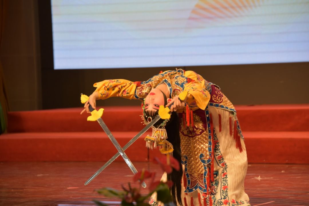 精彩片段演出演出一开始,福建京剧院国家二级演员张飞飞为同学们带来