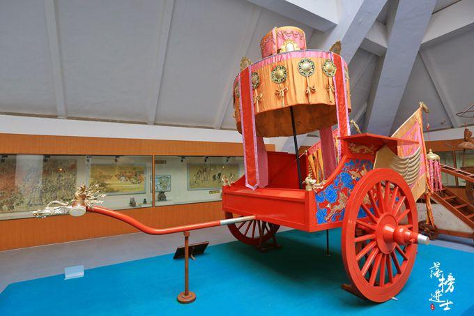 "这里的凤辇便是泛指皇帝皇后出行的车乘,展馆内这辆皇后出行的车富丽