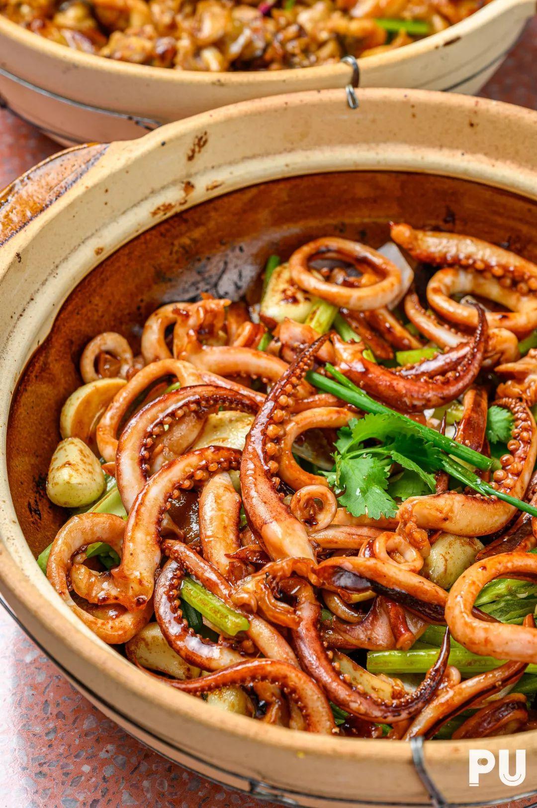 啫啫鲜鱿#新鲜鱿鱼从生放落瓦煲直接啫熟,肉质一步步收紧!