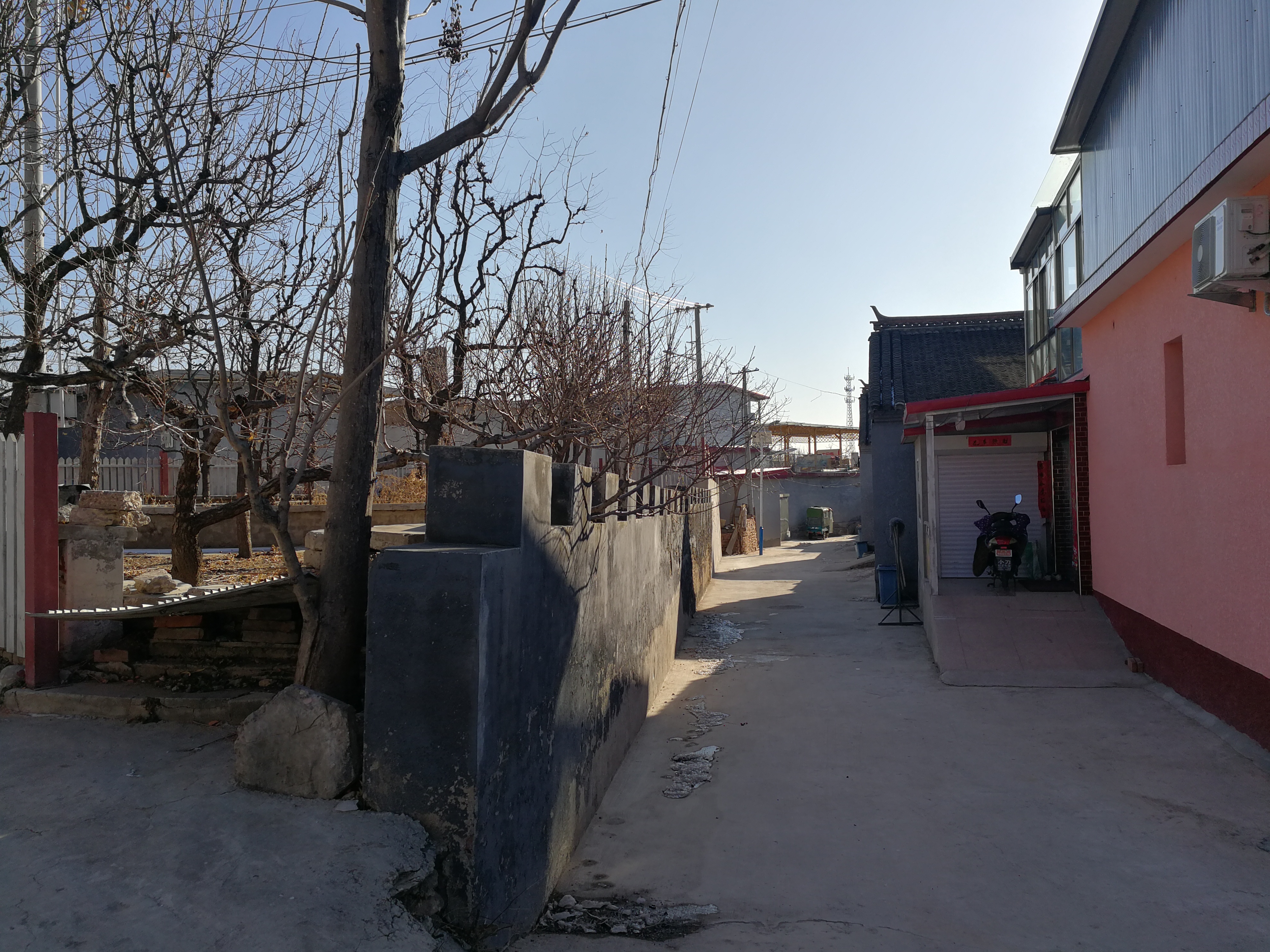 北京郊区一个普普通通的小村庄 村里冷清见不到人