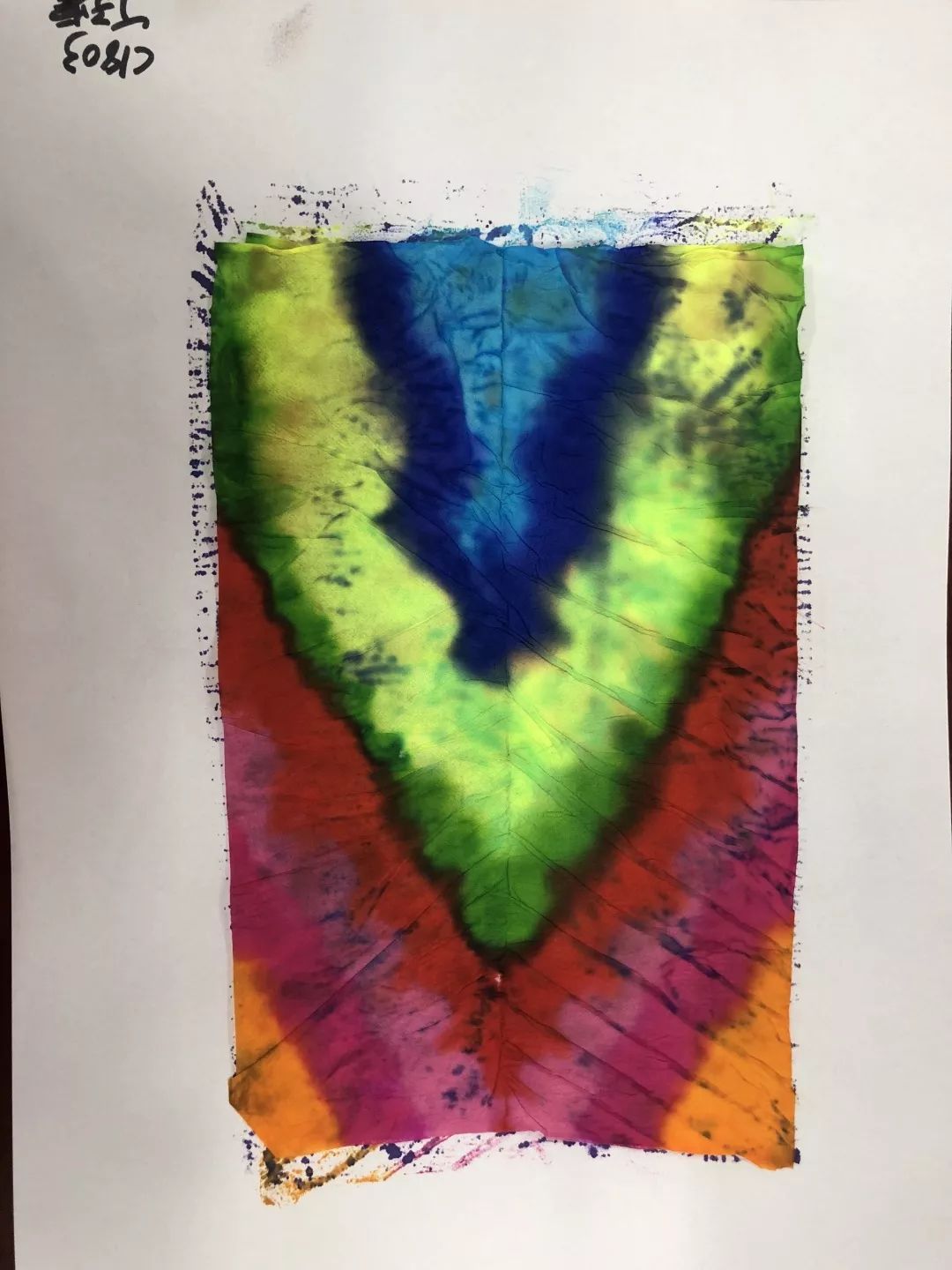 仿民间艺术染颉一方手帕。画出来的手帕色彩鲜艳、生动活泼,在暖暖的冬阳下,像花般绽放。