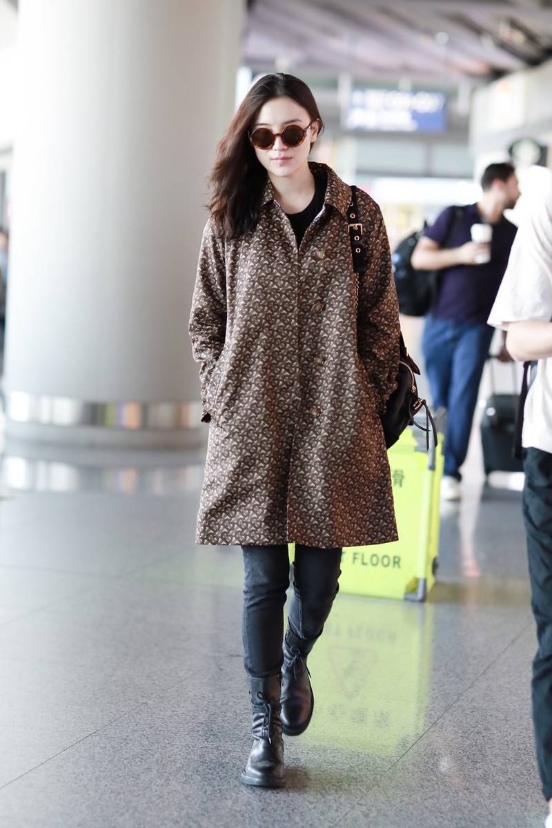 宋佳手握保温杯走机场羊羔绒配黑色长靴活出了39岁的样子