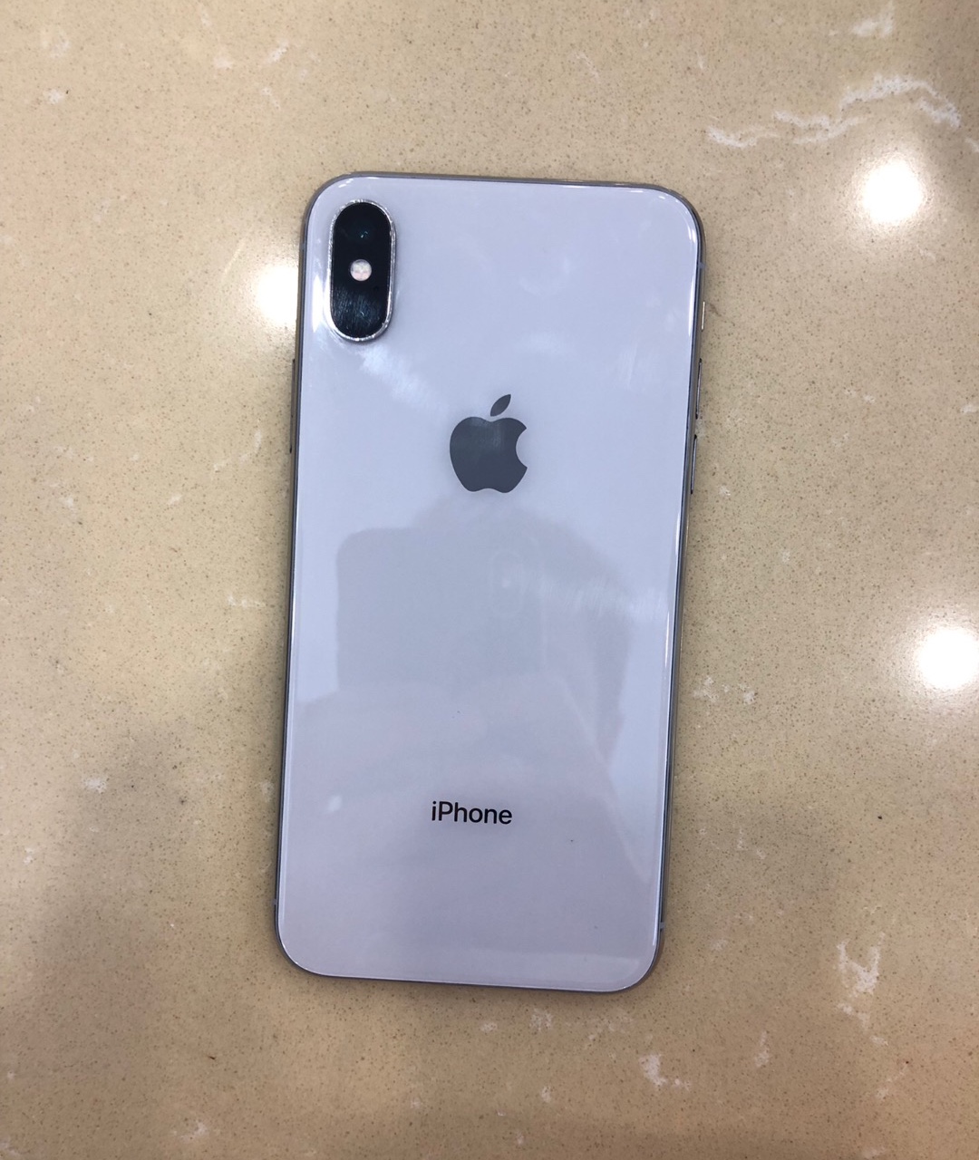 这是一台白色的iphonex,从手机背面来看是没有问题的,也看不出后盖有