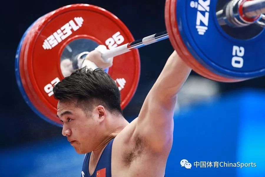 男子96公斤级中国选手田涛夺得总成绩冠军.