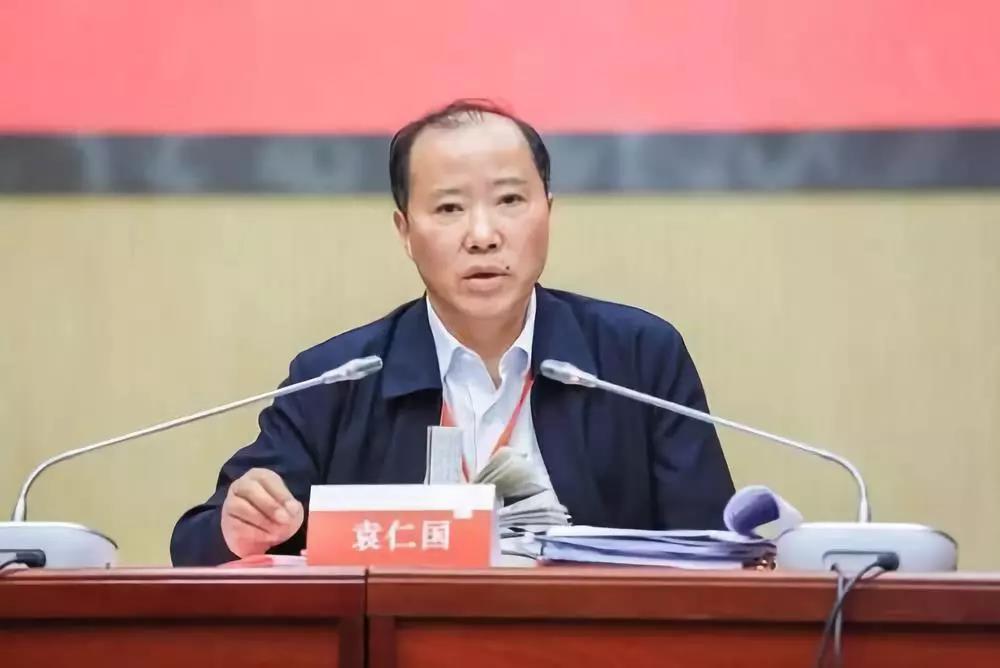 在杜光义落马的9天前,12月2日,同样身为贵州茅台前副总经理,茅台酒