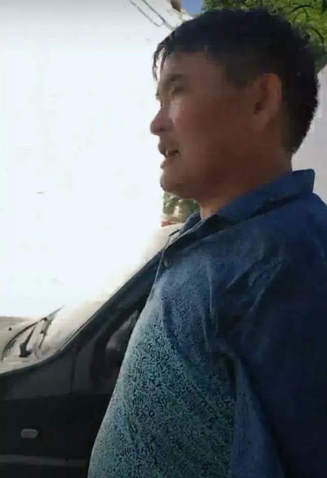 大衣哥外出演出不喊儿子喊乡邻朱善阔,网友:知道朱善阔的好了