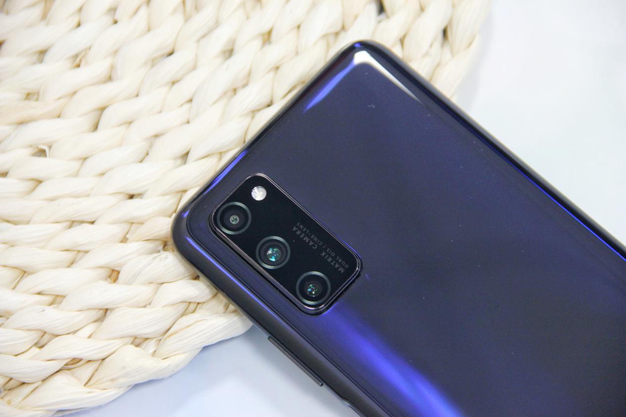 在相机配置上,荣耀v30 pro后置共有三颗摄像头组成,分别是4000万超