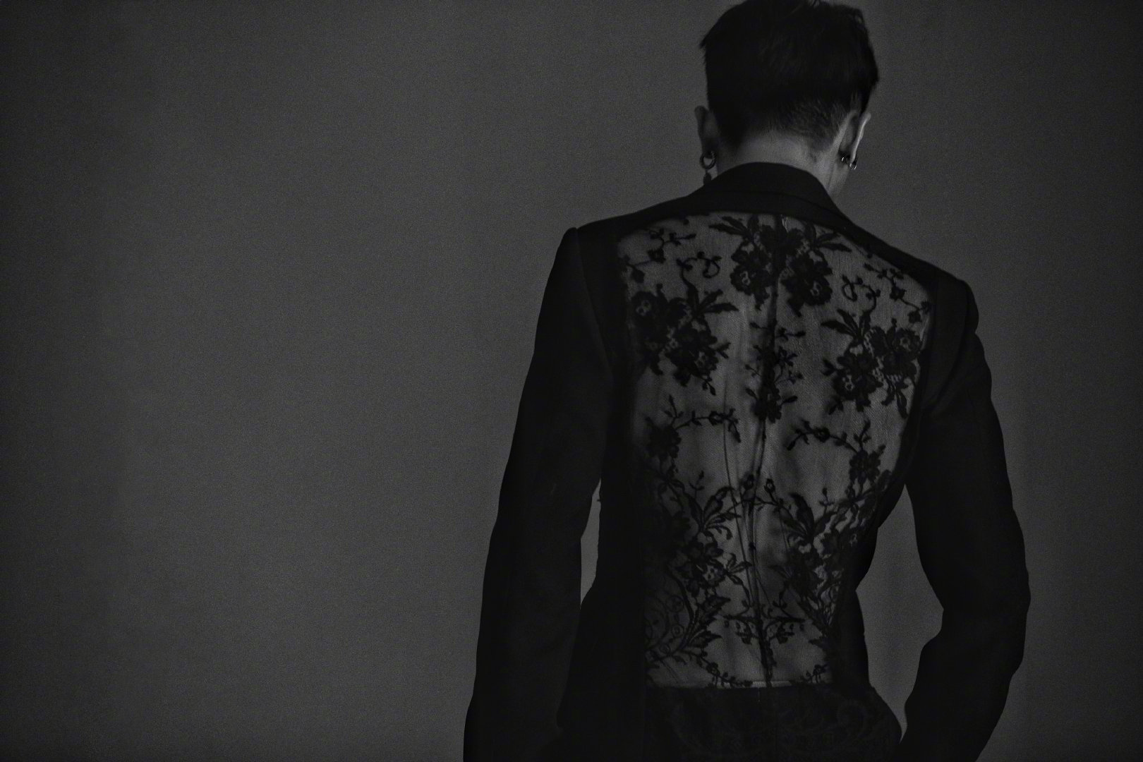 许魏洲身着蕾丝露背西装,男人也可以如此性感!