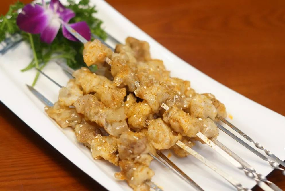 烤肉串可以说是非常香了此处强推烤蘑菇筋,口感就是香弹弹弹弹弹~ps