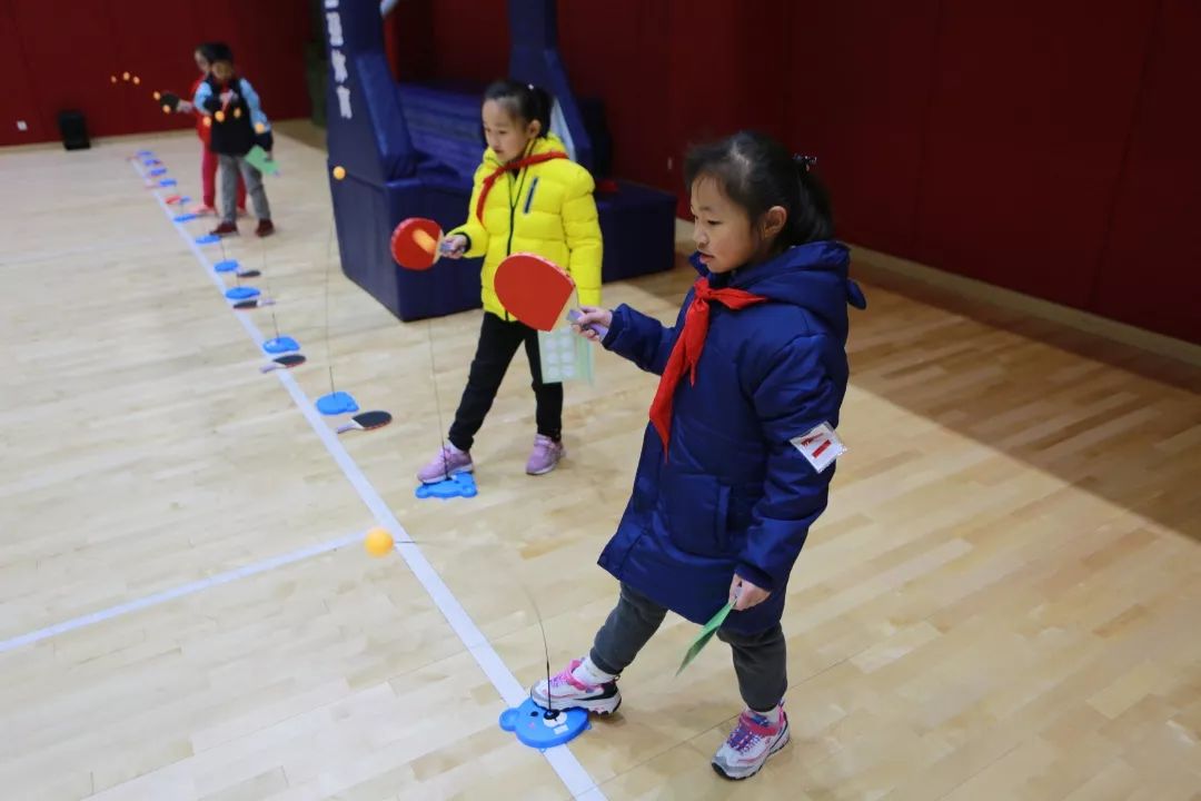 篮球馆的乒乓球区域,连续不断的击球让人看得人眼花缭乱.