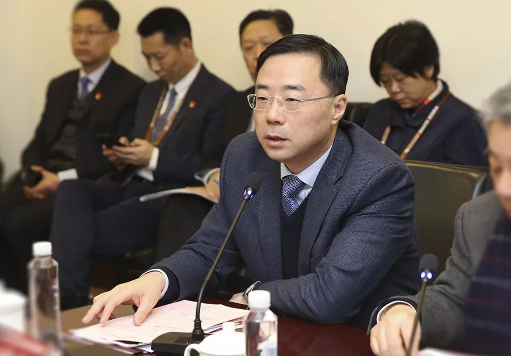 会委员李宏为讲话上海交通大学附属第一人民医院院长郑兴东主持会议10