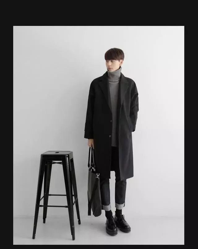 本身材料决定了它无可挑剔的质感,加上中长的长度刚刚好露出男性腿部