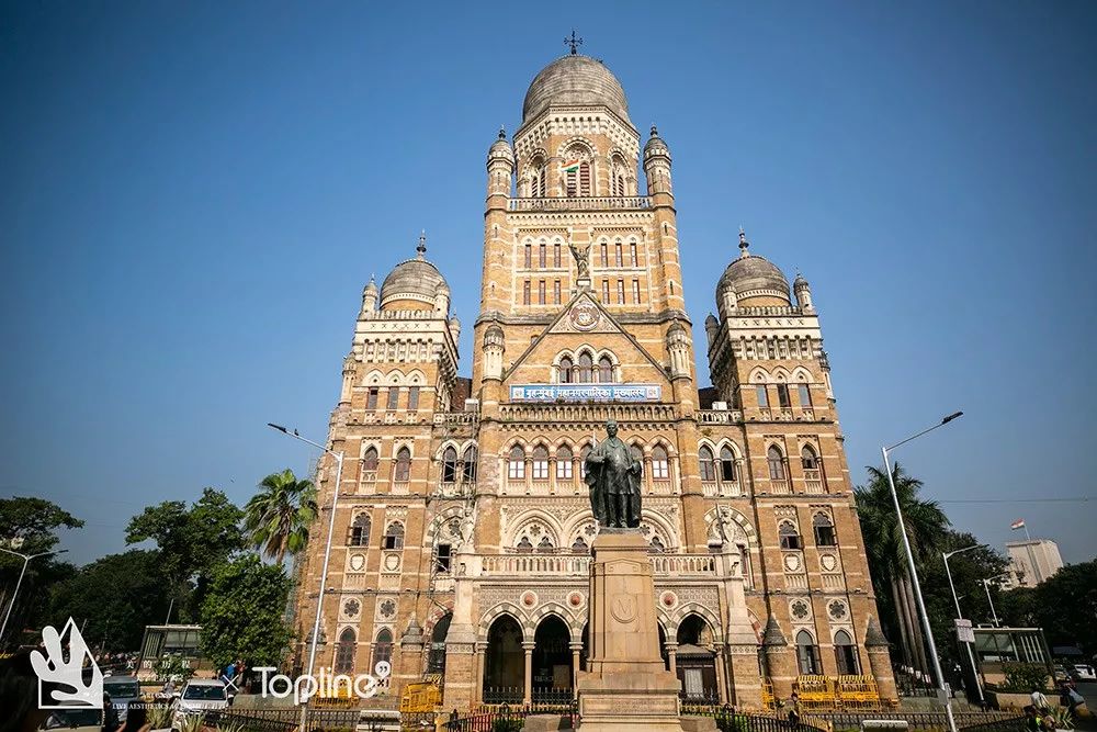 我们对这座"梦想之城"的另一面,有了短暂的一瞥:漫步孟买老城区的街头