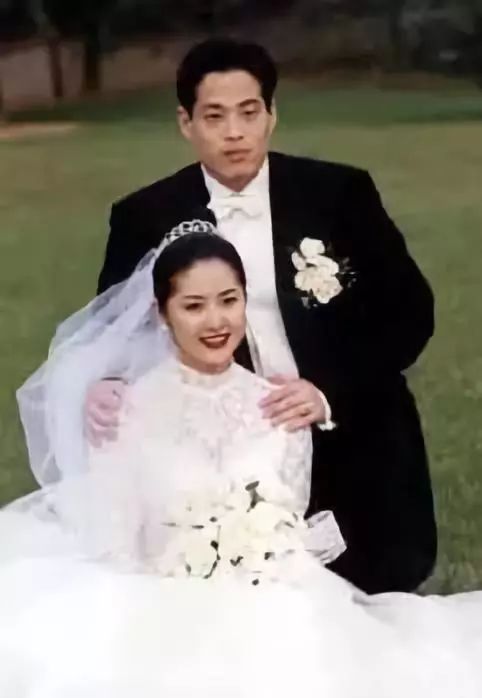 这时,郑永振伸出援手,将高贤贞母女引到座位坐好.