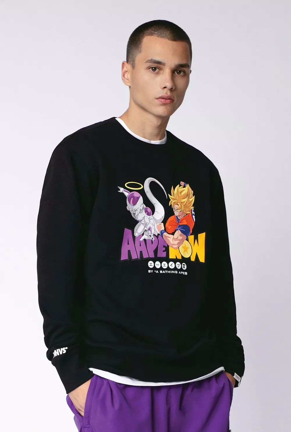 「moon face logo」,同时结合剧中人物的造型特色 ,点缀「aape now」