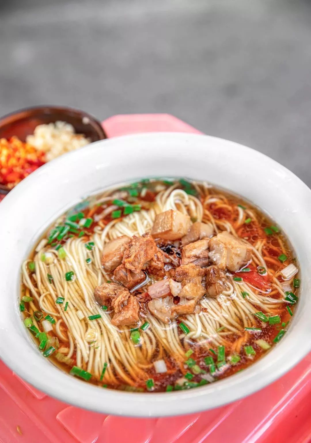 五花肉炖的很软烂,瘦肉不柴肥肉不腻,很像家里面妈妈做的那道红烧肉