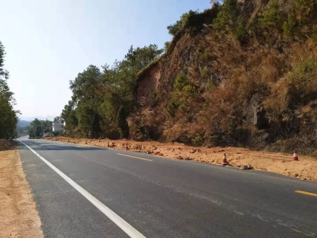 相互转告赣县g238国道山体出现裂缝需施工排险