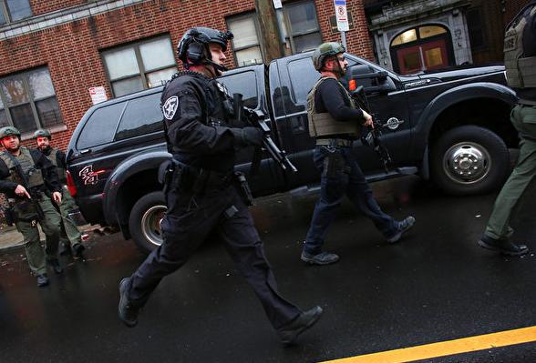 又是展现美丽风景线的一天美国街头1小时警匪枪战6人死亡