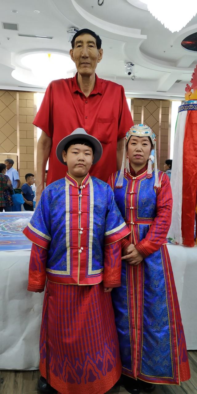 原创比姚明还高的中国第一巨人,不听医生劝阻,生下儿子现在怎么样了