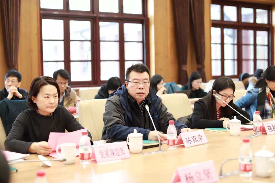 中国科学院数学与系统科学研究院王启华研究员,清华大学杨立坚教授