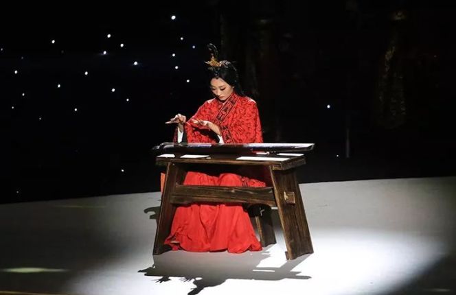 弹古琴的女人美到了骨子里