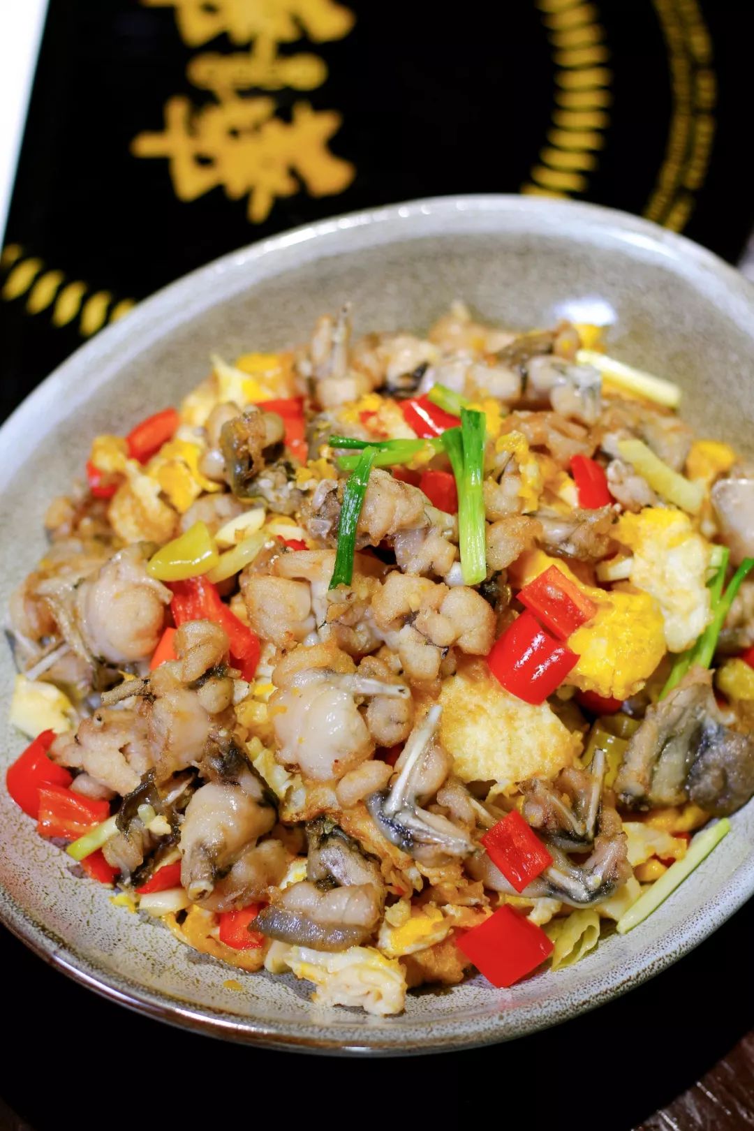 无需加入太多调料,青葱红椒就能体现田鸡肉的鲜嫩.