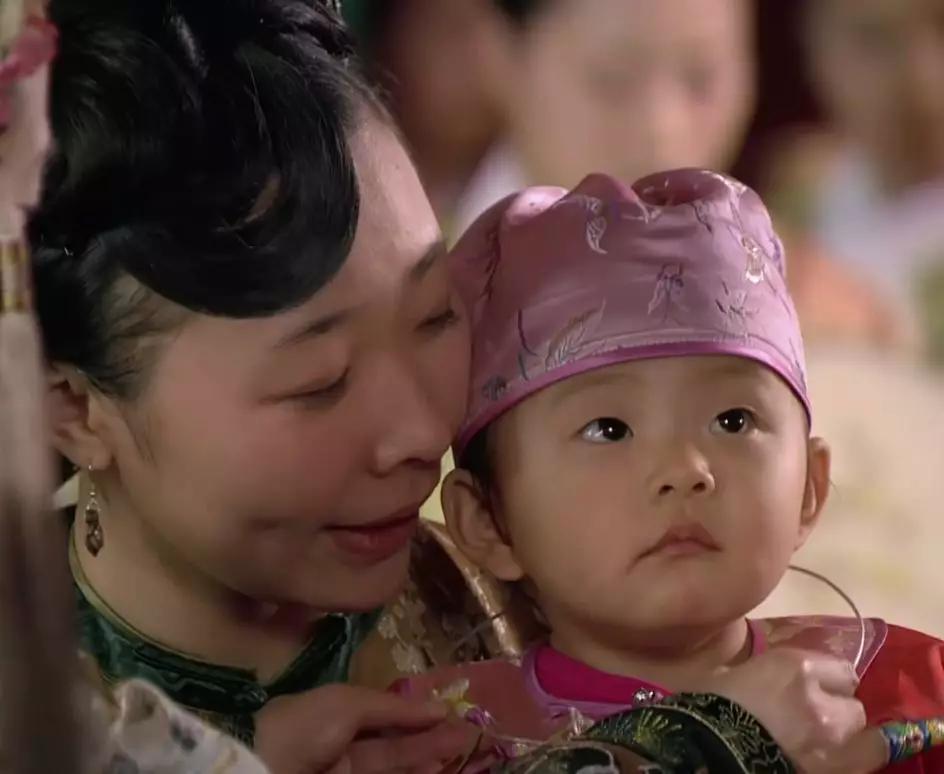 让端妃给华妃断了一碗堕胎药,华妃死了一个孩子,而端妃却终生不孕