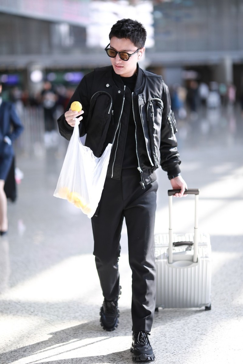 原创贾乃亮为员工清空购物车后走机场,夹克配西装裤,喜提水果太开心