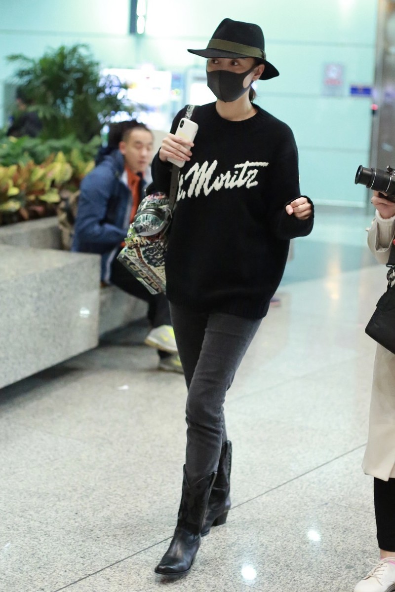 宋佳手握保温杯走机场羊羔绒配黑色长靴活出了39岁的样子