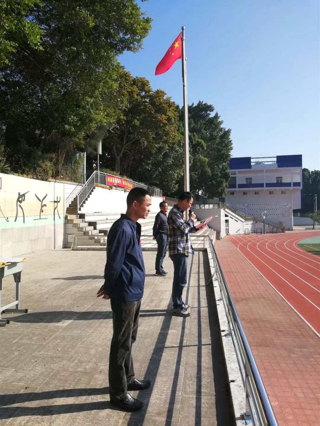 东山二中举行第40届田径运动会颁奖仪式