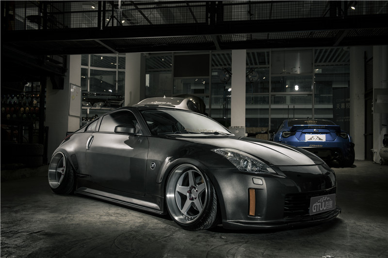 这台暗黑350z与冷面女郎 你选择谁?