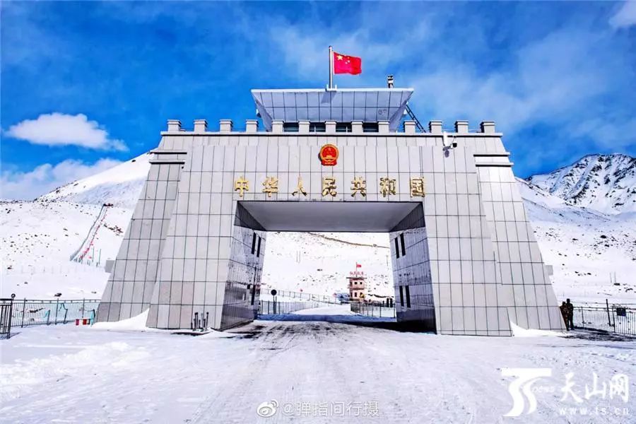 红其拉甫口岸 "@弹指间行摄"摄他在参观红其拉甫国门时,感慨颇多.