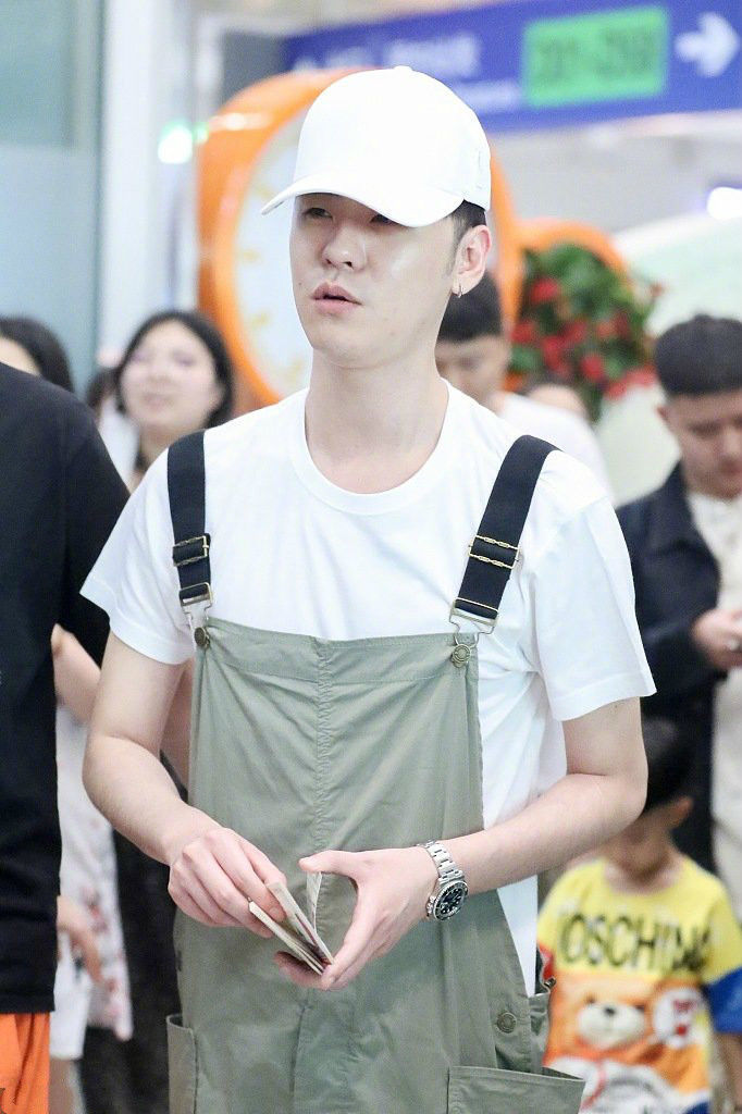 原创"辫哥哥"张云雷走机场,白t恤背带裤,从小剧场帅到了机场!