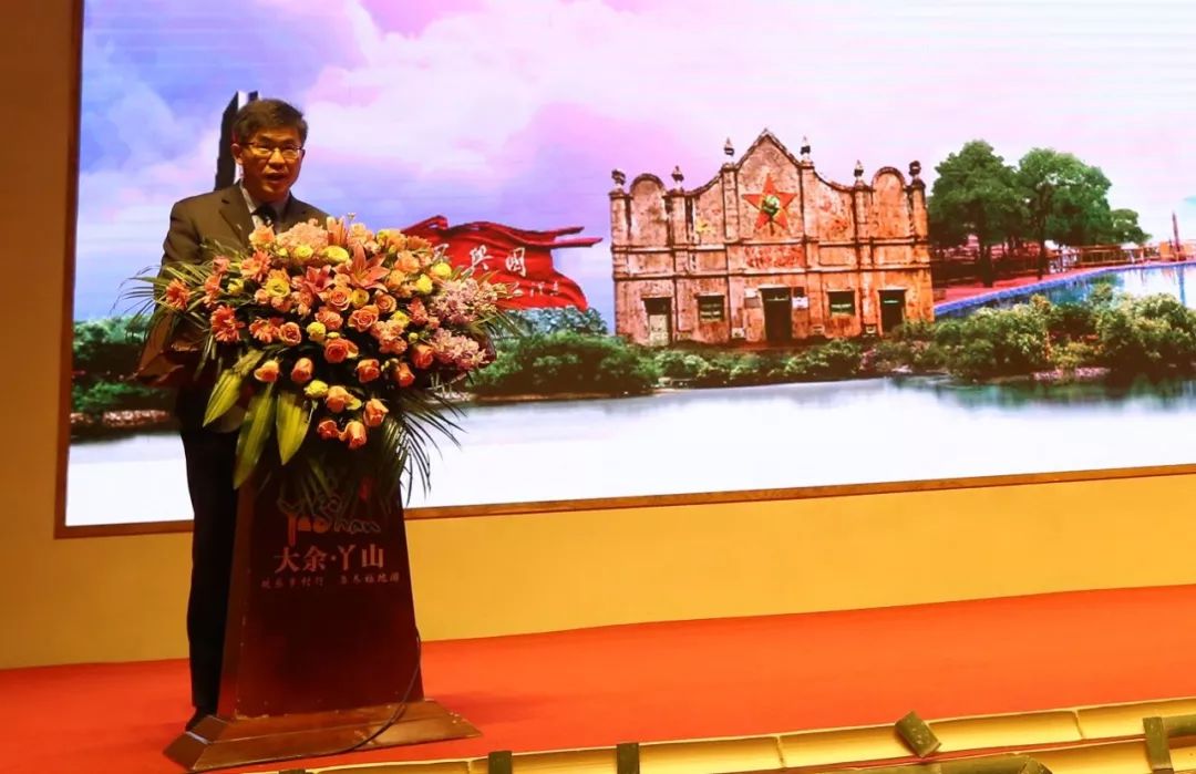 赣州市政府副秘书长郭澜主持推介会