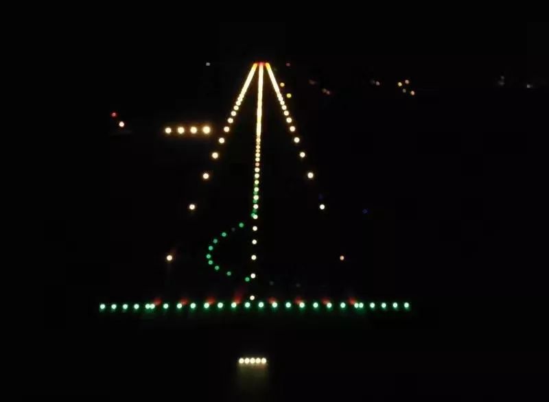 引发了不少市民的关注助航灯光进行调试的视频一段关于玉林福绵机场