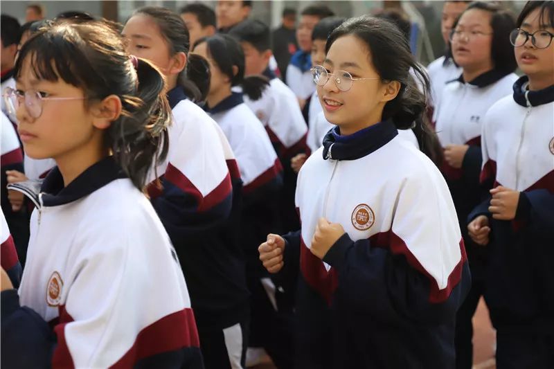 12月深秋暖阳和体育大课间更配哦明德华兴阳光体育大课间精彩不容错过