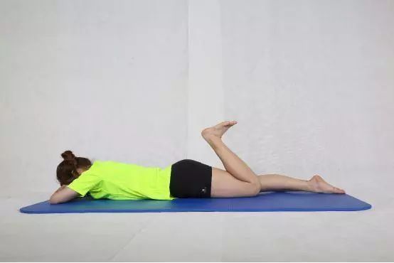 大腿前侧柔韧性较差4,髋部俯卧屈膝,将大腿抬离地面,观察抬起幅度